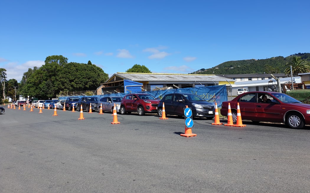 The queue of vehicles waiting for Covid testing in Kamo. 26 January 2021.
