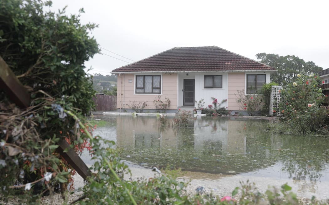 Auckland rents to go up after flooding, property investors body says | RNZ  News