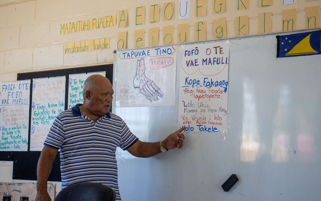 Ioane Tumua teaching students in Tokelau