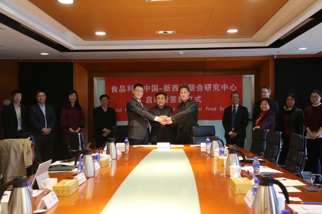 A joint handshake to mark the signing of the agreement between Jolon Dyer (from right), Professor Shuntang Guo and Dr Xinghe Niu.