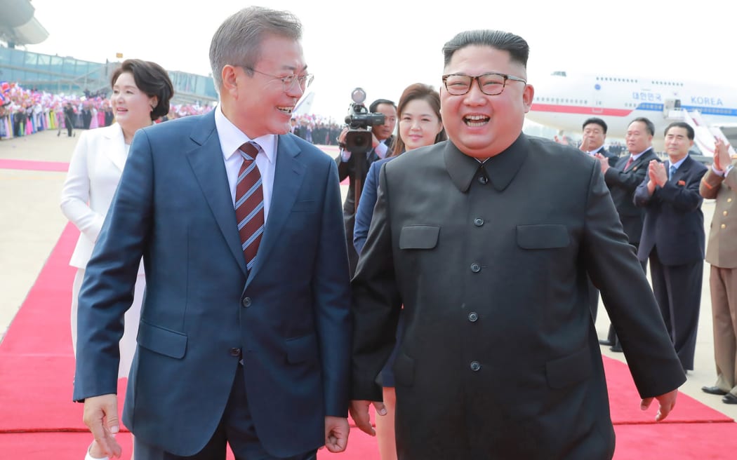 North Korean leader Kim Jong Un (R), welcomes South Korean President Moon Jae-in during a ceremony at Pyongyang airport.