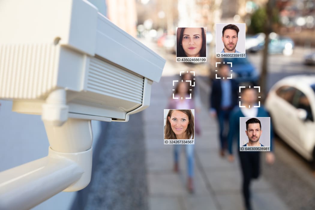 Selective Focus Of People Faces Recognized With Intellectual Learning System