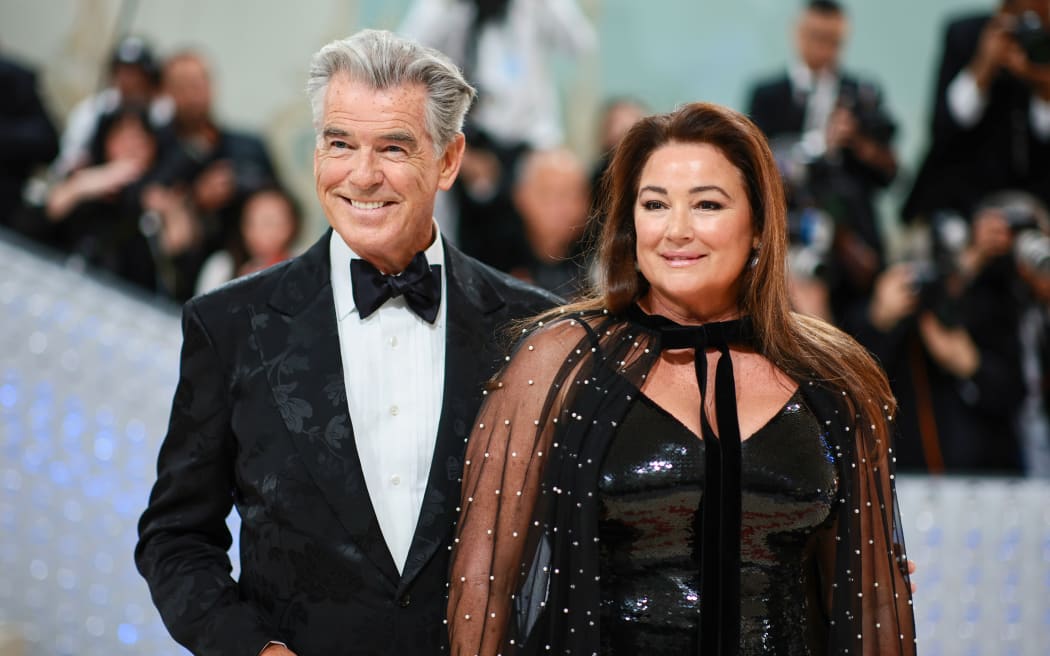 NUEVA YORK, NUEVA YORK - 01 DE MAYO: (L-R) Pierce Brosnan y Keely Shaye Smith asisten a la celebración de la Gala Met 2023 