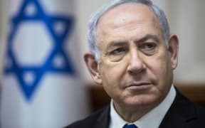 Israeli Prime Minister Benjamin Netanyahu attends the weekly cabinet meeting in his office in Jerusalem on April 29, 2018. / AFP PHOTO / POOL / Sebastian Scheiner