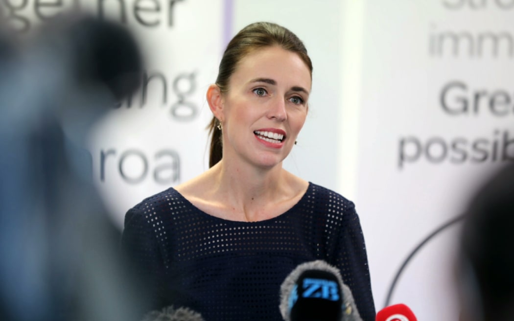 总理 Jacinda Ardern 在参观了奥克兰奥尔巴尼的一个疫苗接种中心后提供了 Covid-19 的最新情况。