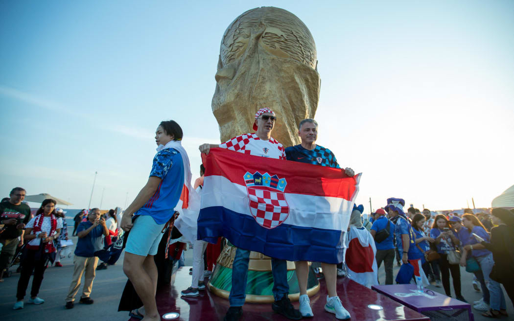 I tifosi della Croazia mostrano il loro sostegno fuori dallo stadio prima della partita del 16 round della Coppa del mondo FIFA Qatar 2022 tra Giappone e Croazia allo stadio Al Janoub il 5 dicembre 2022 ad Al Wakrah, in Qatar.