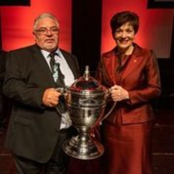Governor-General Dame Patsy Reddy presented the Ahuwhenua Trophy to Norm Carter, chairman of Hineroa Orchard.