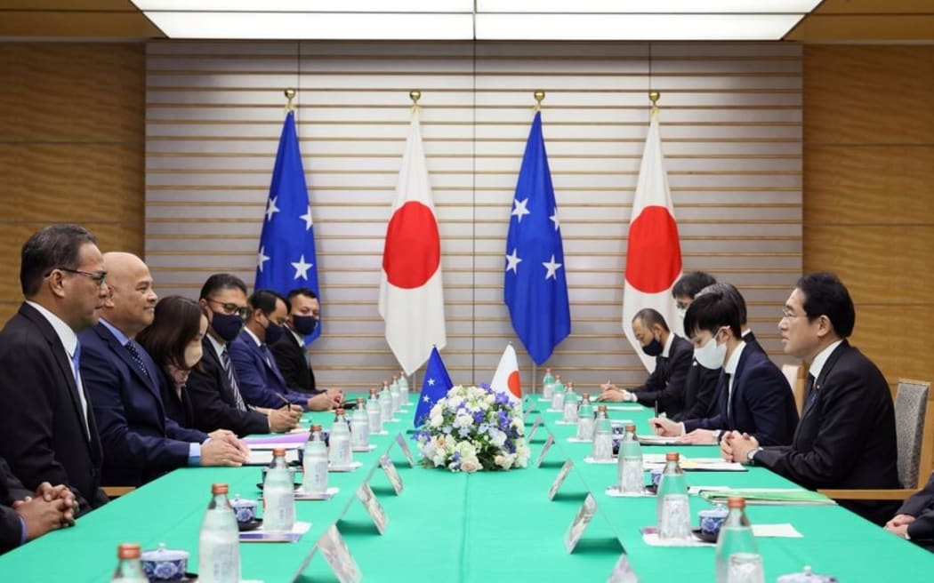 The President of the Federated States of Micronesia (FSM) and Japan's Prime Minister Kishida Fumio engage in bilateral discussion.