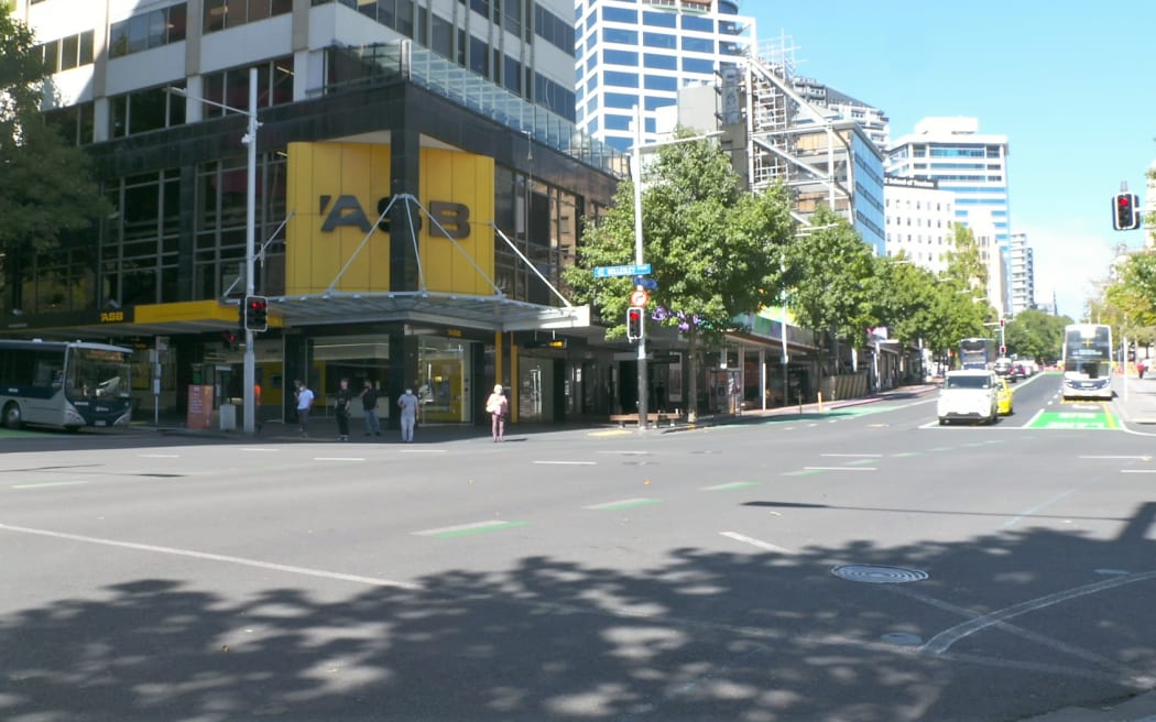 Queen street in Auckland CBD - Omicron outbreak, empty shops, road, people