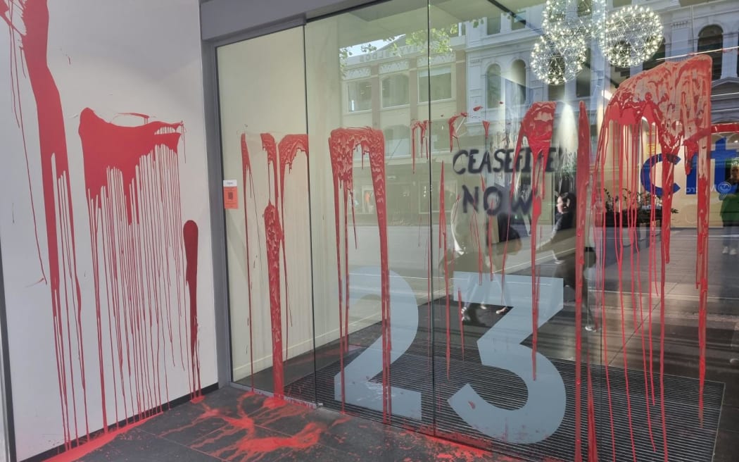 2023 年 11 月 14 日，红色油漆从奥克兰美国领事馆和外交部大楼的门上滴下来。