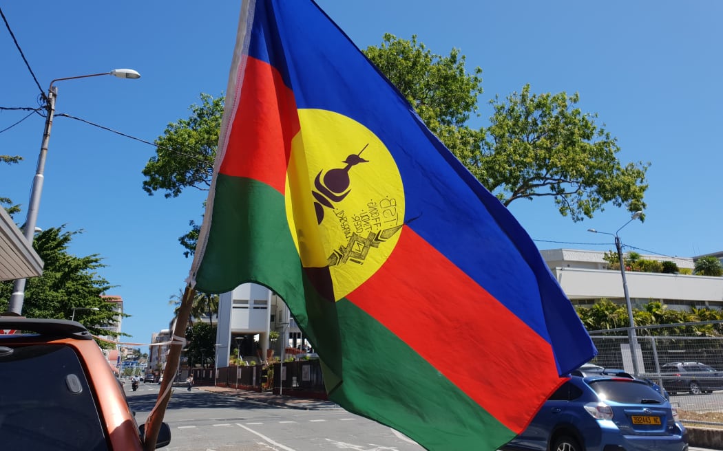 Le drapeau du FLNKS est largement utilisé en Nouvelle-Calédonie