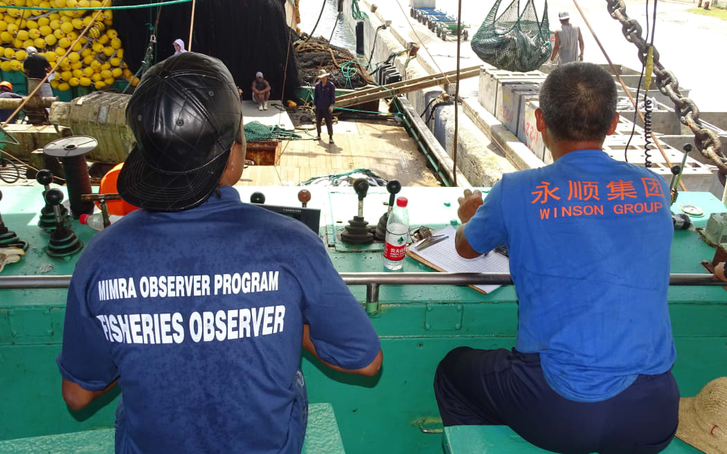 ผู้สังเกตการณ์การประมงตรวจสอบการจับปลาทูน่าบนเรืออวนล้อมจับ รวมทั้งการขนถ่ายสินค้าในท่าเรือ ซึ่งเป็นข้อมูลสำคัญสำหรับผู้จัดการประมง