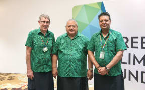 Samoa Prime Minister Tuilaepa Sailele Malielegaoi flanked by GCF Board Meeting Co-chairs (L) Ewen McDonald of Australia and (R) Zahir Fakeer of South Africa.