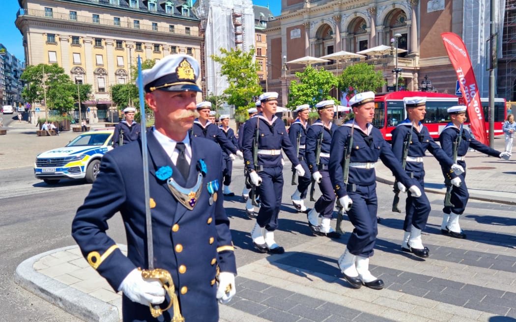 Švedijos karinio jūrų laivyno personalas žygiuoja Stokholme.