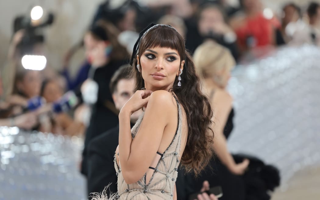 NUEVA YORK, NUEVA YORK - 01 DE MAYO: Emily Ratajkowski asiste a la celebración de la Gala Met 2023 