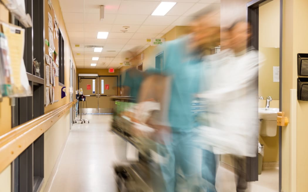 Pracownicy służby zdrowia ostrzegają, że system opieki zdrowotnej jest poważnie obciążony.
