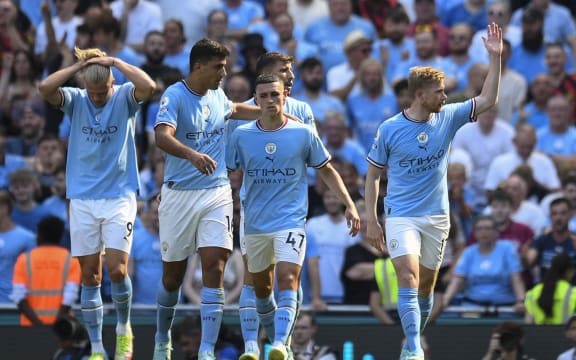Manchester City's Belgian midfielder Kevin De Bruyne (R) celebrates with teammates after scoring his team second goal during the English Premier League football match between Manchester City and Bournemouth at the Etihad Stadium in Manchester, north west England, on August 13, 2022. (Photo by Oli SCARFF / AFP) / RESTRICTED TO EDITORIAL USE. No use with unauthorized audio, video, data, fixture lists, club/league logos or 'live' services. Online in-match use limited to 120 images. An additional 40 images may be used in extra time. No video emulation. Social media in-match use limited to 120 images. An additional 40 images may be used in extra time. No use in betting publications, games or single club/league/player publications. /