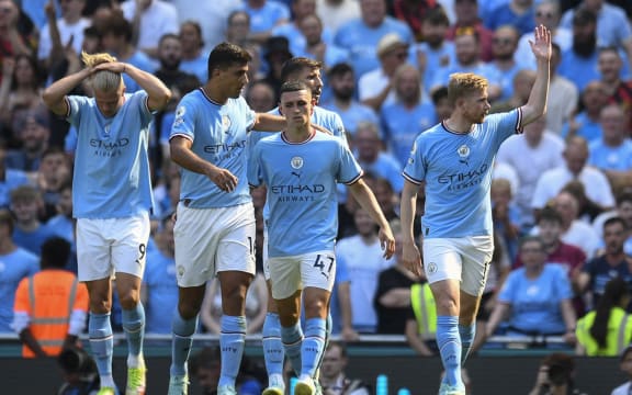 Manchester Citys belgiske midtbanespiller Kevin De Bruyne (R) feirer med lagkamerater etter å ha scoret lagets andre mål under den engelske Premier League-fotballkampen mellom Manchester City og Bournemouth på Etihad Stadium, Manchester, i Nordvest-England 13. august 2022. (Foto: Oli SCARFF / AFP) / BEGRENSET TIL REDAKTIONELL BRUK.  Ingen bruk med uautorisert lyd, video, data, kamplister, klubb-/ligalogoer eller 