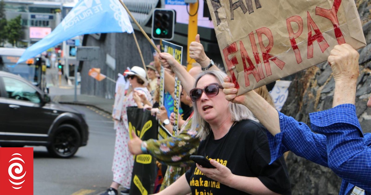 Protesters wanting to keep Fair Pay Agreements target ACT leader's office - Vimarsana News