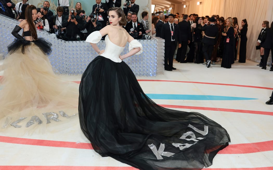 NUEVA YORK, NUEVA YORK - 01 DE MAYO: Lily Collins asiste a la celebración de la Gala Met 2023 