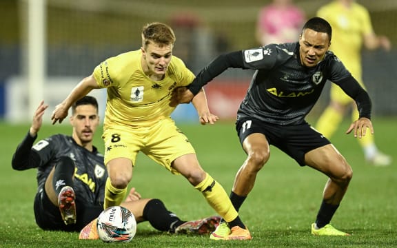 Ben Old of the Phoenix in action against Macarthur FC.