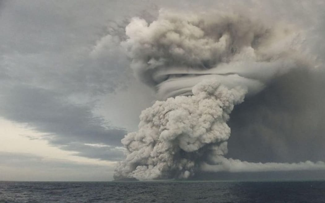 Puissante éruption volcanique sous-marine aux Tonga le vendredi 14 janvier 2022. La dernière éruption du volcan Hunga Tonga-Hunga Ha'apai s'est produite quelques heures seulement après la levée de l'alerte au tsunami de vendredi.