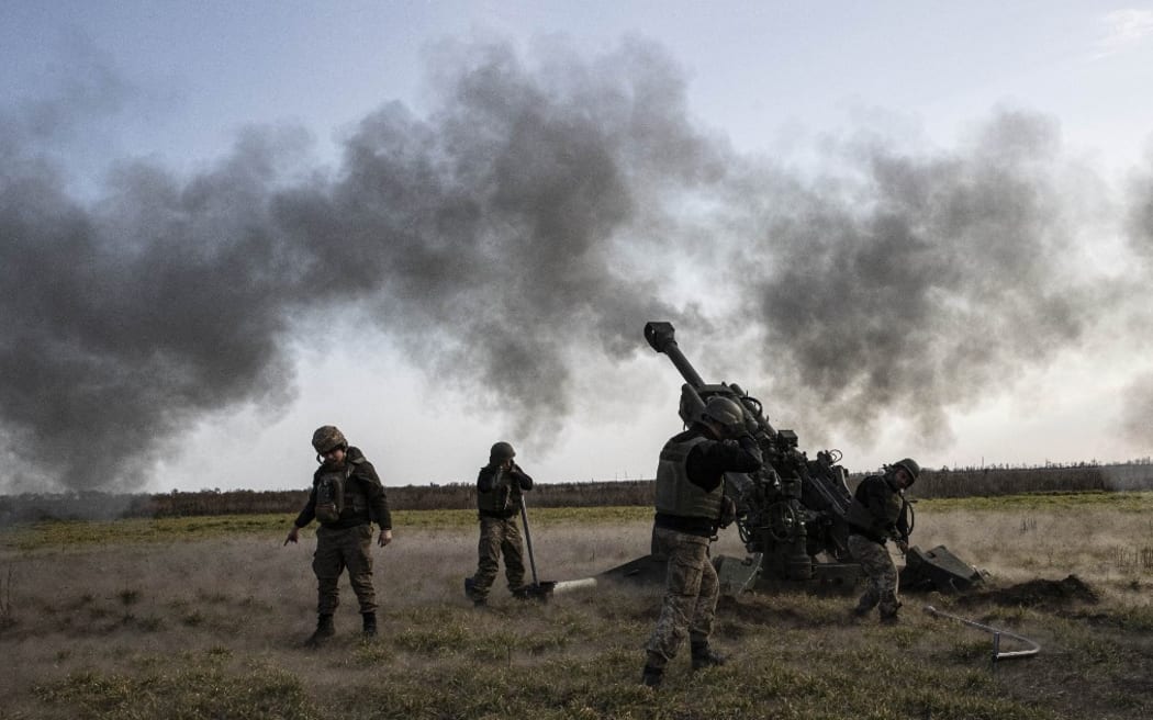 Óblast de Kherson, Ucrania - 5 de noviembre: Un obús de una batería de artillería ucraniana adjunta a la 59.a Brigada Mecanizada dispara en puntos ocupados por las tropas rusas en apoyo del ejército ucraniano mientras continúa la guerra entre Rusia y Ucrania en Kherson.  Oblast, Ucrania el 5 de noviembre de 2022.  Metin Aktas / Agencia Anadolu (Imagen de Metin Aktas / AGENCIA ANADOLU / AFP vía Agencia Anadolu)