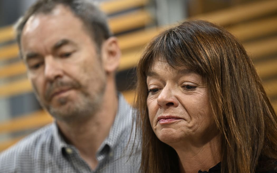 DENVER, COLORADO - 13 SEPTEMBRE : Simon et Sally Glass, les parents de Christian Glass qui a été tué par un député du comté de Clear Creek le 11 juin, s'adressent aux médias dans le bureau de leur avocat le 13 septembre 2022 à Denver, Colorado.  (Photo de RJ Sangosti/MediaNews Group/The Denver Post via Getty Images)