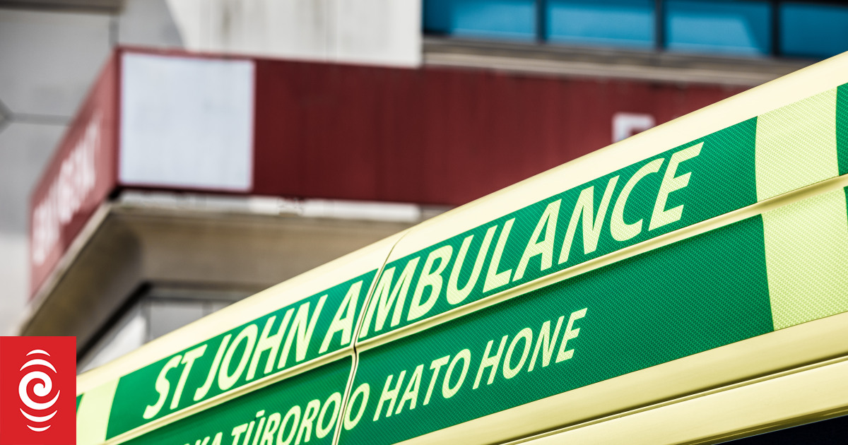 One dead after central Auckland crash, car understood to have hit traffic light