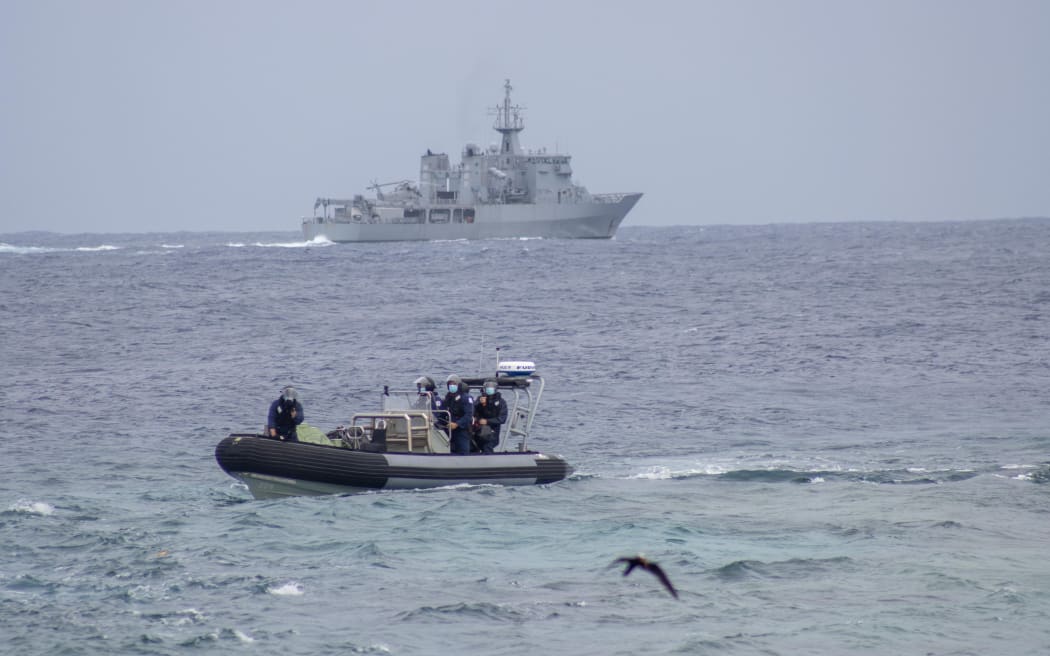 El equipo de HMNZS Wellington lleva las vacunas de Pfizer a Nukunonu en Tokelau.