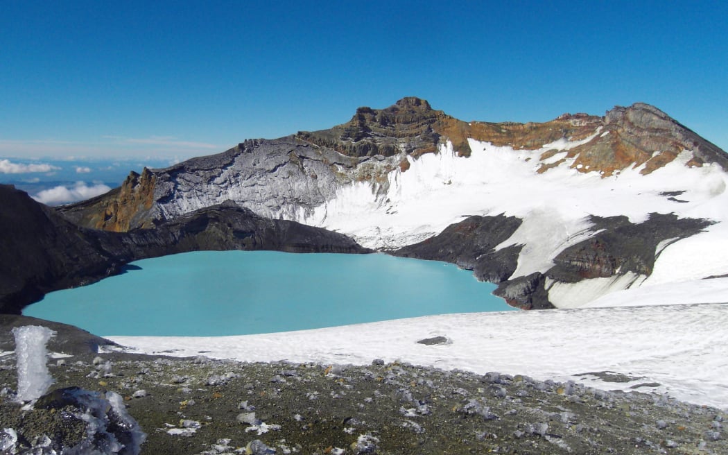 火山口湖，后面是火山口盆地冰川，鲁阿佩胡山。