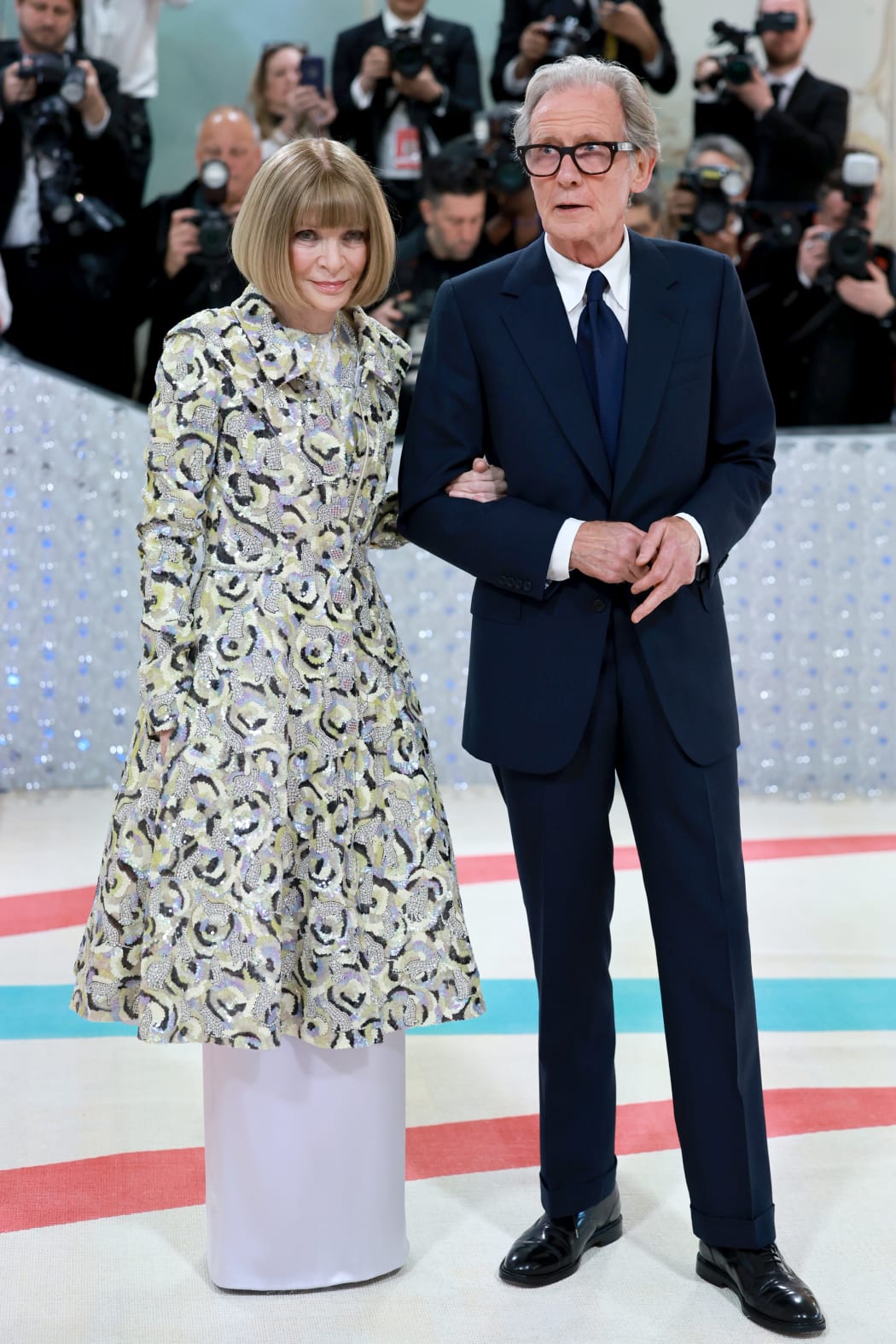 NUEVA YORK, NUEVA YORK - 01 DE MAYO: (L-R) Anna Wintour y Bill Nighy asisten a la celebración de la Gala Met 2023 