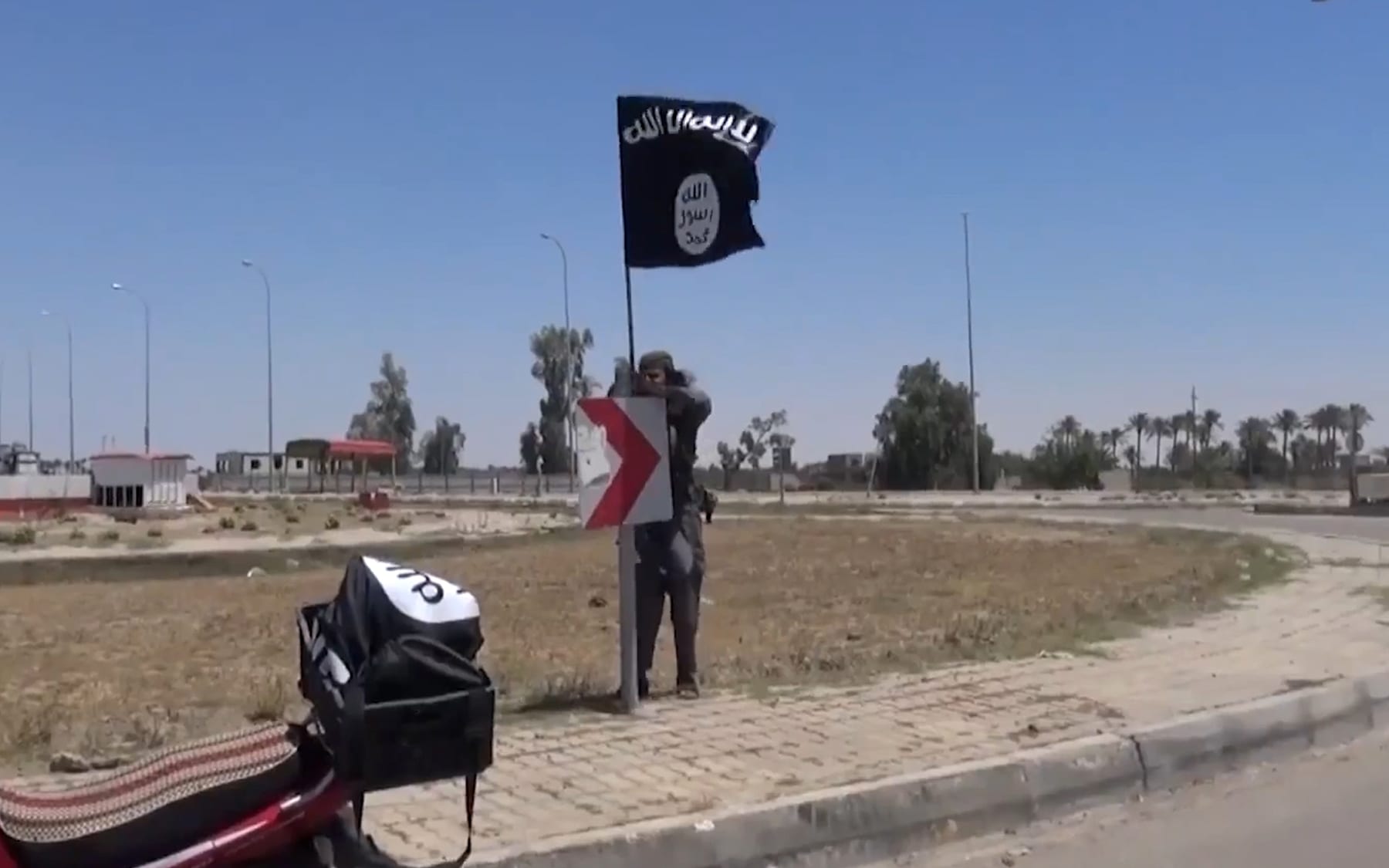 An image grab taken from a video uploaded on 18 May 2015 purportedly shows an IS flag in Ramadi.