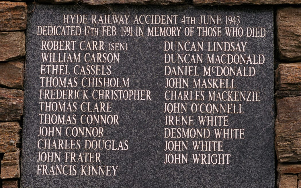 Memorial to the Hyde Rail Accident near Hyde, June 4, 1943 pic Sam 01a15822