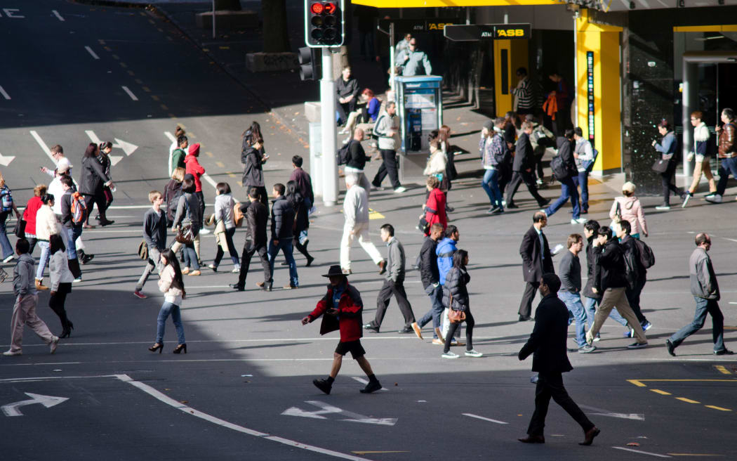 奥克兰，NZ - 5 月 29 日：在 2013 年 5 月 29 日的皇后街上的交通。它是新西兰主要人口中心奥克兰 CBD 的一条主要商业大道。