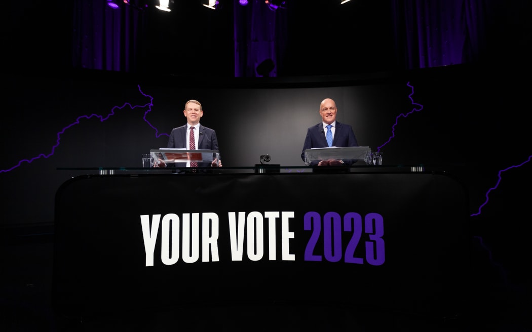 Líder labouristov Chris Hipkins a národný vodca Christopher Luxon na 1News Leaders Debate 19. septembra 2023.
