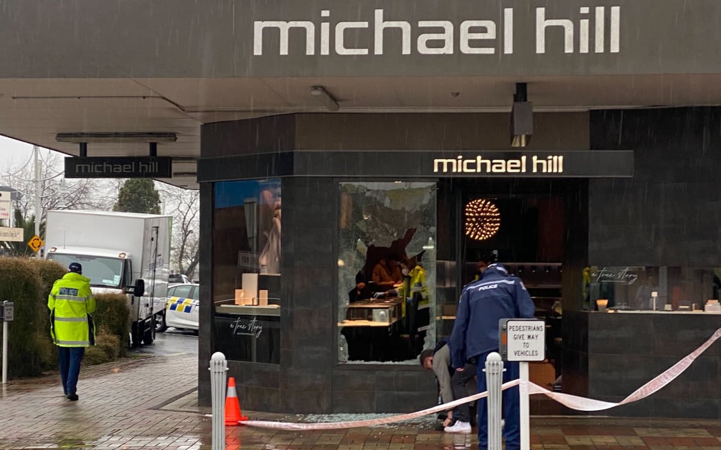 Policía afuera de la tienda de Michael Hill en Pukekohe que fue robada en la madrugada del 5 de septiembre de 2022.