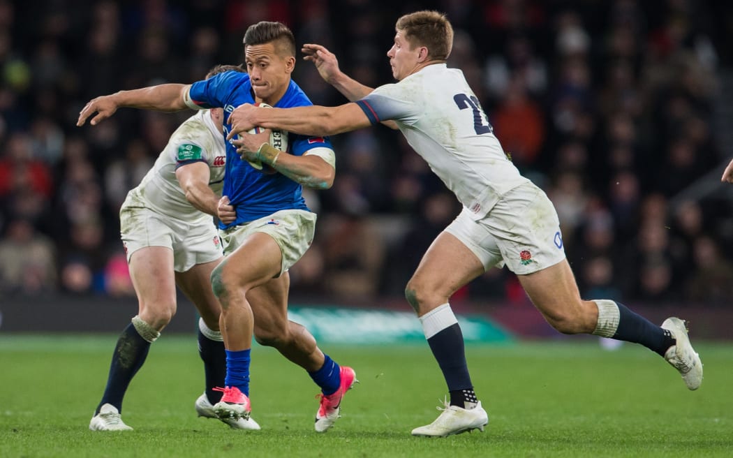 Samoa's Tim Nanai-Williams is tackled by England's Piers Francis.