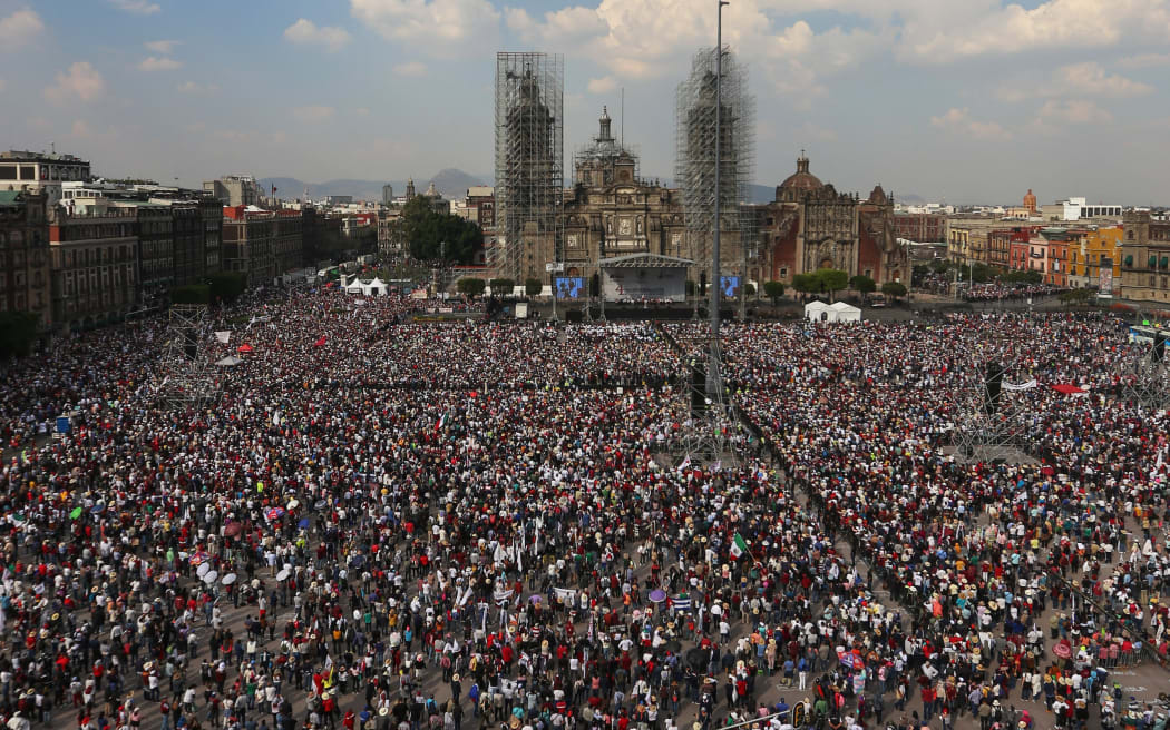 Una vista aérea de la Plaza Zócalo durante la conmemoración del cuarto aniversario de la toma de posesión del presidente mexicano Andrés Manuel López Obrador el 27 de noviembre de 2022 en la Ciudad de México.  (Foto de Rodrigo Oropeza / AFP)