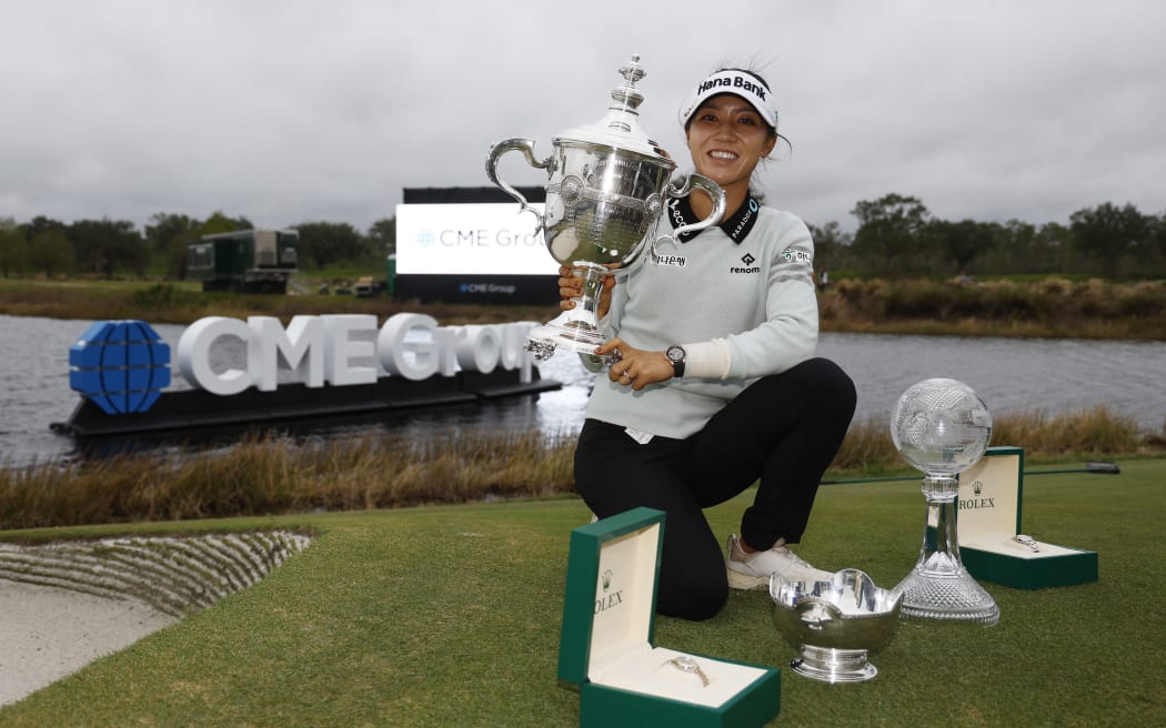 佛羅裡達州那不勒斯 - 11 月 20 日：新西蘭選手 Lydia Ko 於 2022 年 11 月 20 日在 Tiburon 高爾夫俱樂部贏得 CME 團體巡迴賽冠軍後，與 Vare 獎杯、勞力士年度最佳球員獎杯和 CME 全球獎杯合影佛羅裡達州那不勒斯。 道格拉斯·P·德菲利斯/蓋蒂圖片社/法新社（攝影：道格拉斯·P·德菲利斯/蓋蒂圖片社北美/蓋蒂圖片社來自法新社）
