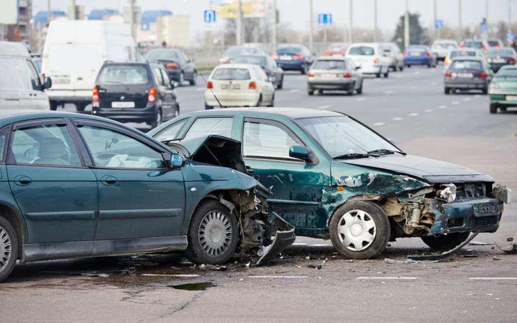 报告称，道路交通事故给社会带来了无形的、金融和经济成本。