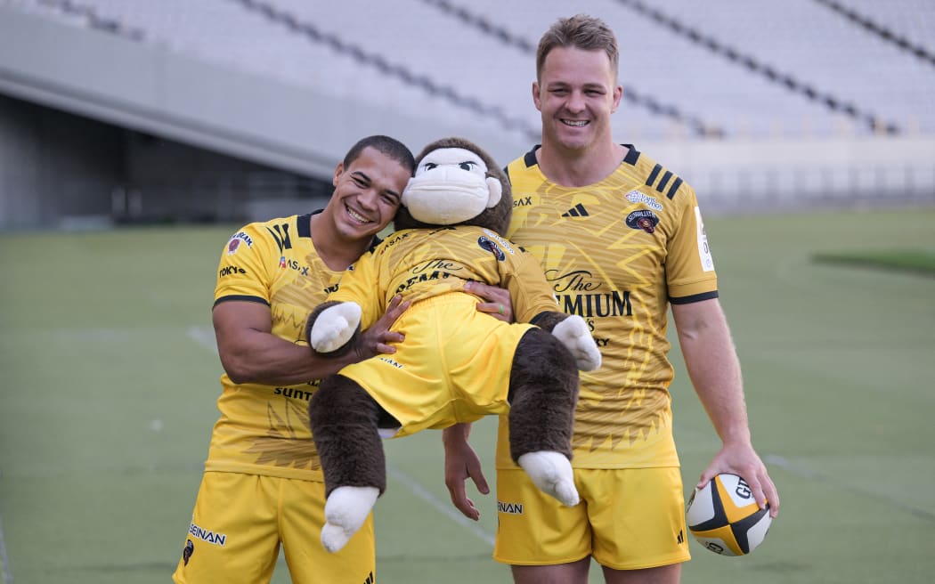 South Africa's Cheslin Kolbe and All Blacks captain Sam Cane (R) pose in their new uniforms following a press conference for the Japanese rugby side Suntory Sungoliath.