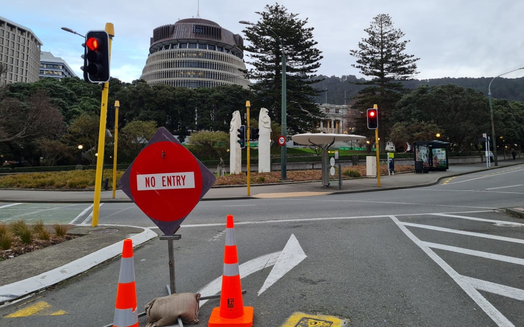 为了迎接今天的抗议示威，议会已经设置了路障。