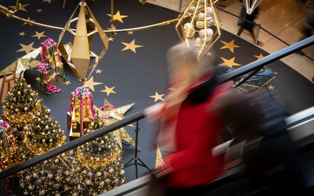 01 декември 2018 г., Долна Саксония, Хановер: Хората бързат през пазаруваща галерия, украсена за Коледа.  Търговията на дребно в Долна Саксония се надява на пълни магазини и клиенти, които обичат да купуват още в началото на Адвентния сезон.