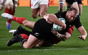 New Zealand's prop Joe Moody scores a try during the Japan 2019 Rugby World Cup bronze final match between New Zealand and Wales at the Tokyo Stadium in Tokyo on November 1, 2019. (Photo by Anne-Christine POUJOULAT / AFP)