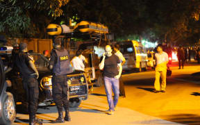 A firefight between troops and IS-linked gunmen at a cafe in the Bangladeshi capital has ended.
