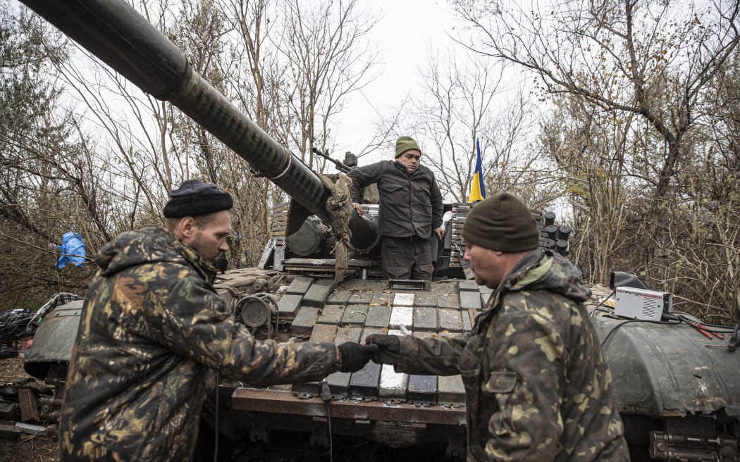 Las tropas ucranianas se regocijaron por el abandono de Kherson por parte de Rusia