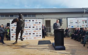 A bronze statue of All Black legend, Sir Colin Meads, has been unveiled in Te Kuiti.