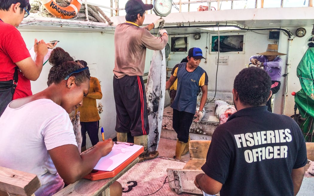 Les agents des pêches contrôlent le rechargement des palangres par la pêche.  Nauru, Îles Salomon.