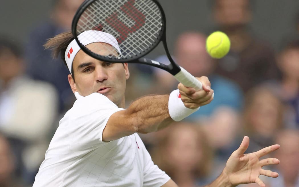 Der Schweizer Roger Federer schlägt am 7. Juli 2021 im Viertelfinale der Herren-Einzel des Turniers Wimbledon gegen Hubert Hurkacz aus Polen auf dem All England Lawn Tennis and Croquet Court in London, Großbritannien, einen Ball.